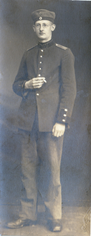 Als Soldat in Uniform, stehend